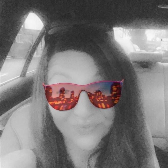 Meet your Posher, Tricia - Picture 2 of 2